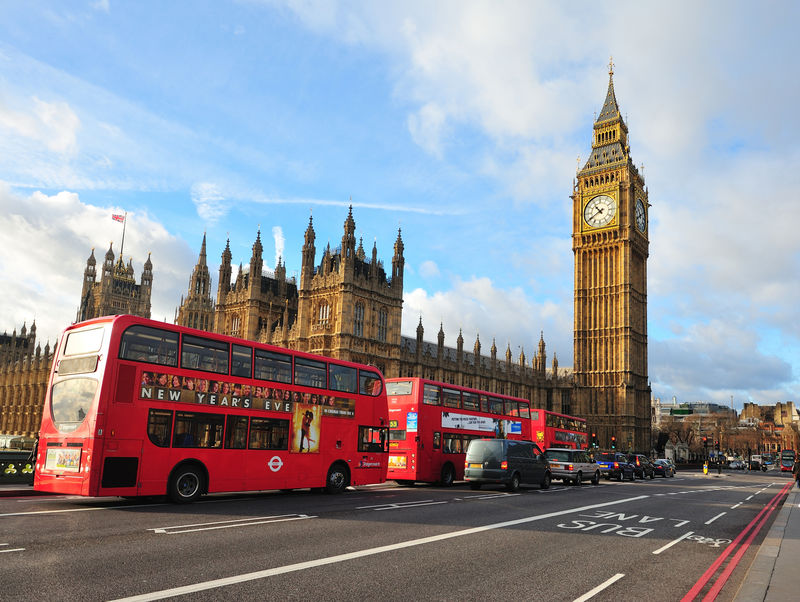伦敦-英国-2015年6月10日：从威斯敏斯特桥（HDR）看到的议会大厦（又名威斯敏斯特宫）
