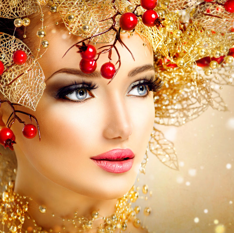 金色发型化妆的圣诞时尚模特