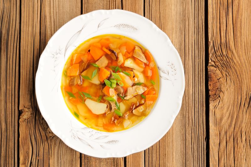 白盘红萝卜土豆蘑菇汤。