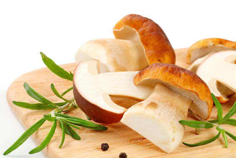 新鲜的波西尼蘑菇。美味，板。