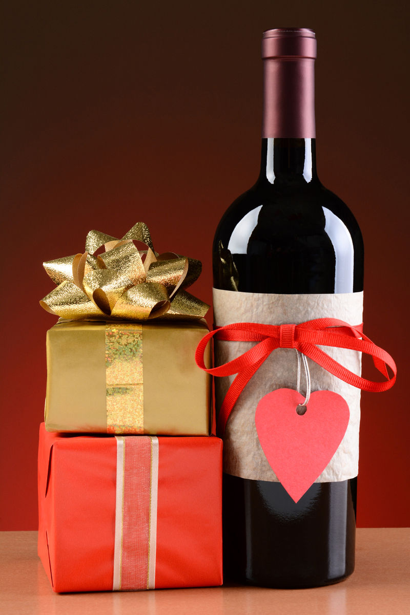 酒瓶和情人节礼物