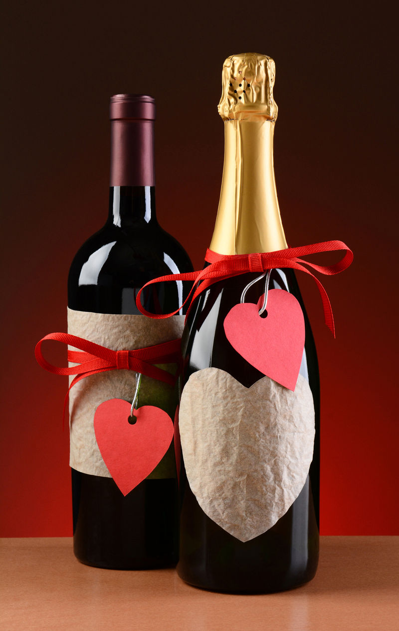 情人节装饰的葡萄酒和香槟瓶