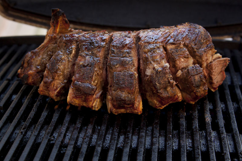 在户外烧烤架上烤的一大块猪里脊肉