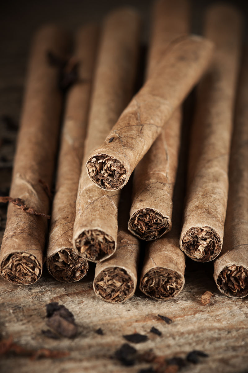 雪茄堆在木头上