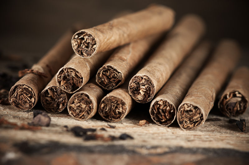 雪茄堆在木头上