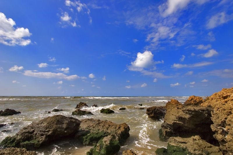 地中海海岸，水中有大石头