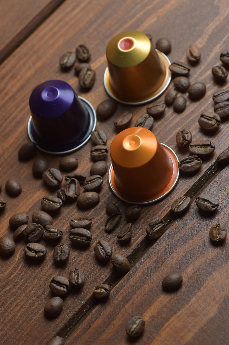 咖啡工作室镜头-咖啡豆和咖啡胶囊