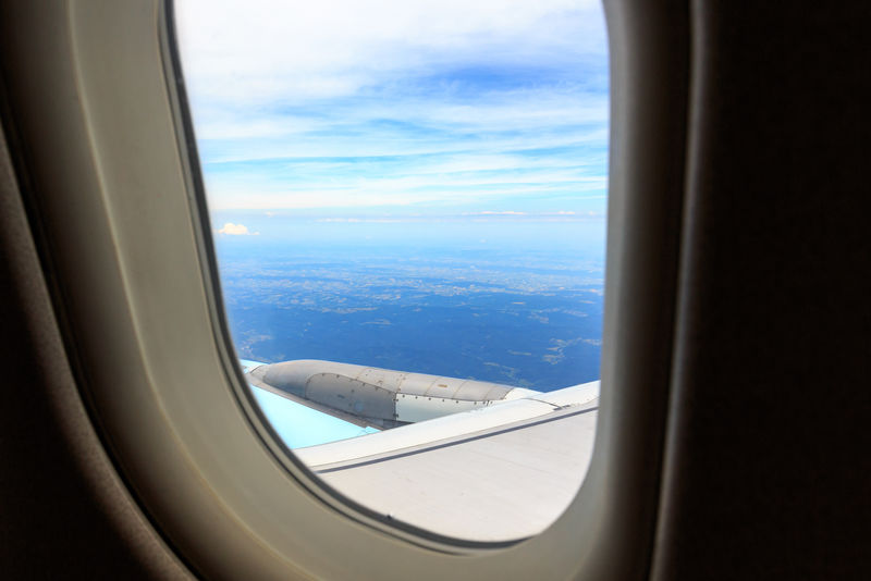 从飞行飞机的窗口俯视
