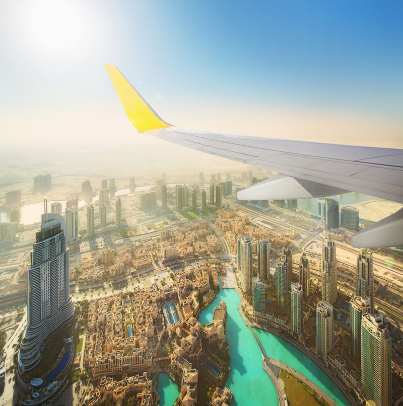 从飞机窗口看迪拜的城市景观