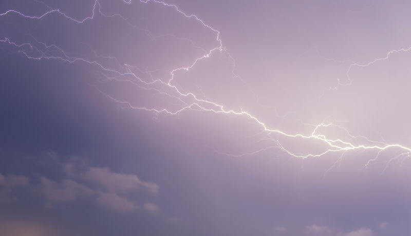 捕捉闪电在风暴中闪过的瞬间-风暴在天空中产生紫色