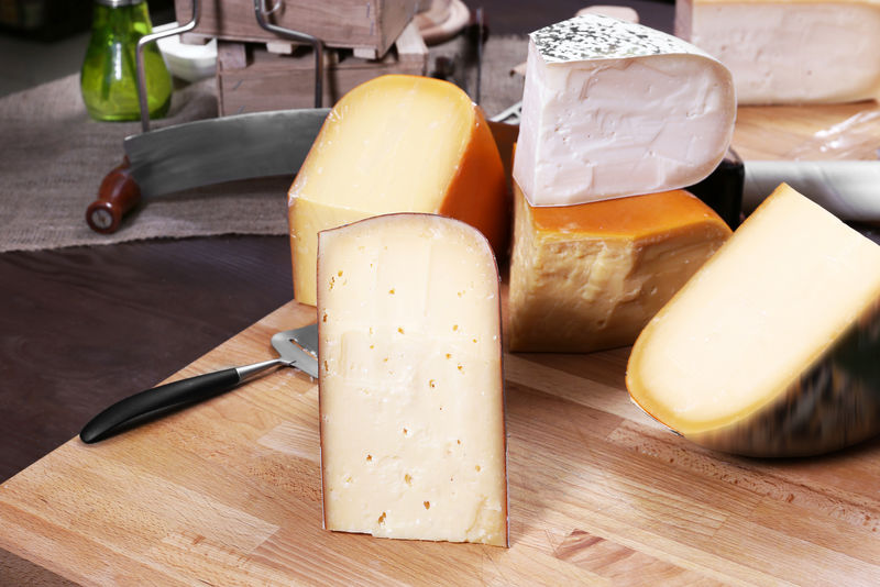 地窖桌上的新鲜奶酪