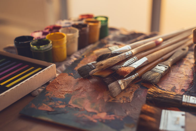 角景照片的调色板与混合油彩，水粉，蜡笔和画笔设置在艺术工作室。
