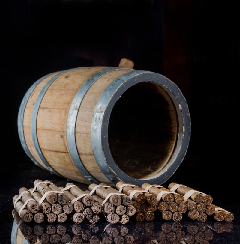 古巴雪茄是手工制作的，在一桶白兰地中陈酿。