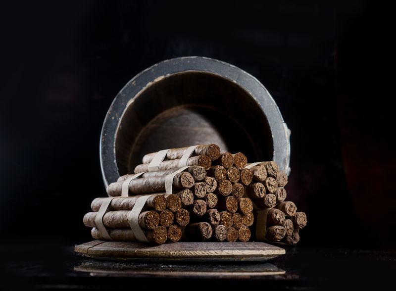 雪茄是手工制作的，在橡木桶中陈酿数年。