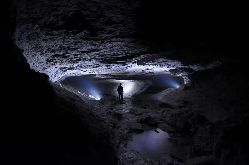 黑暗洞穴中的人与光