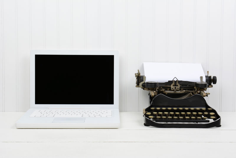 现代笔记本电脑和老式打字机