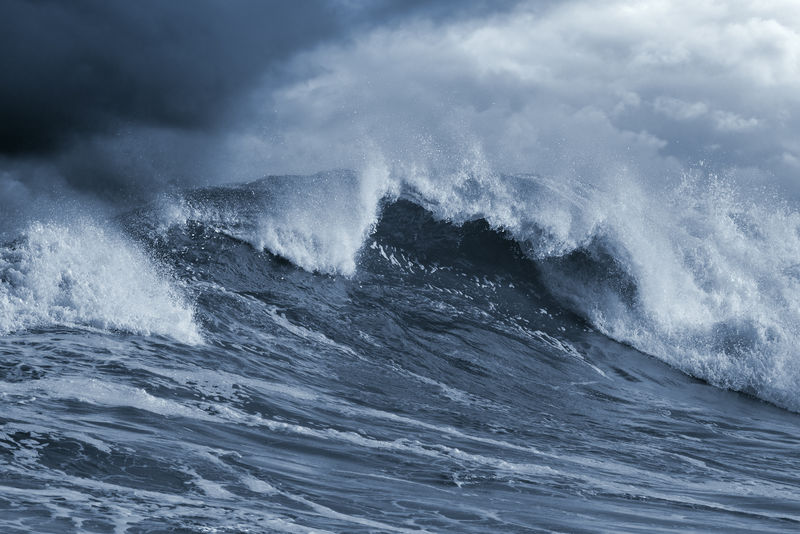 详细的大西洋风暴大浪；蓝色调，增强的天空