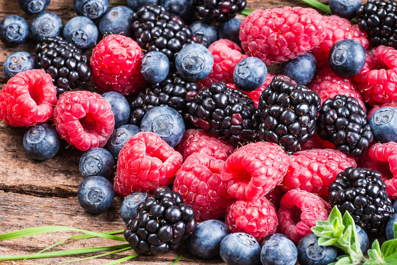 新鲜浆果，蓝莓，树莓，黑莓特写背景。