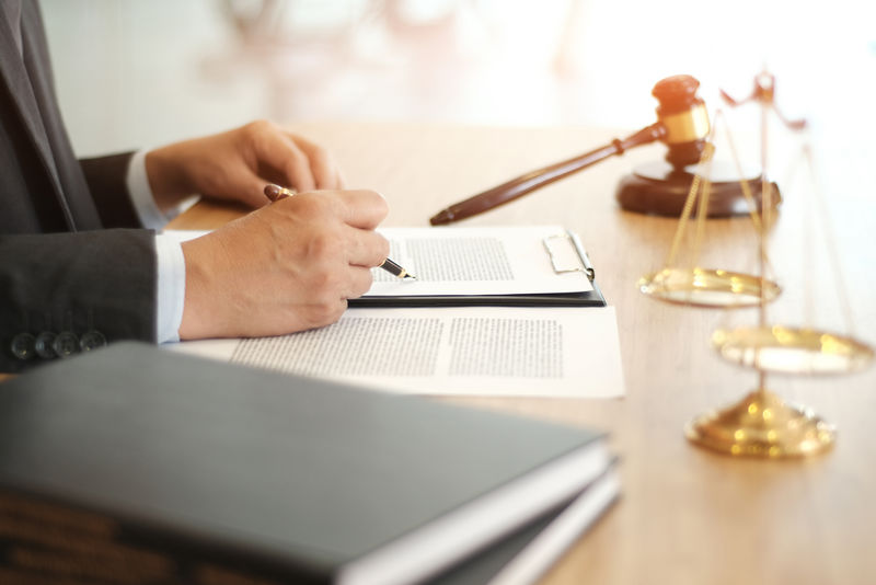 法律顾问向委托人提交一份与木槌和法律签署的合同-司法与律师概念