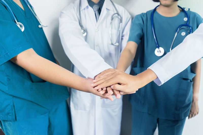 医生和护士协调人手-理念团队合作-快乐医生团队合作激励-成功医疗保健-蓝色调