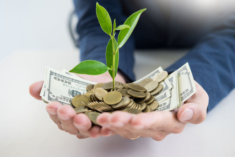 商人用成长中的钱币和萌芽的植物节约型理财理念来弥补手足的成功