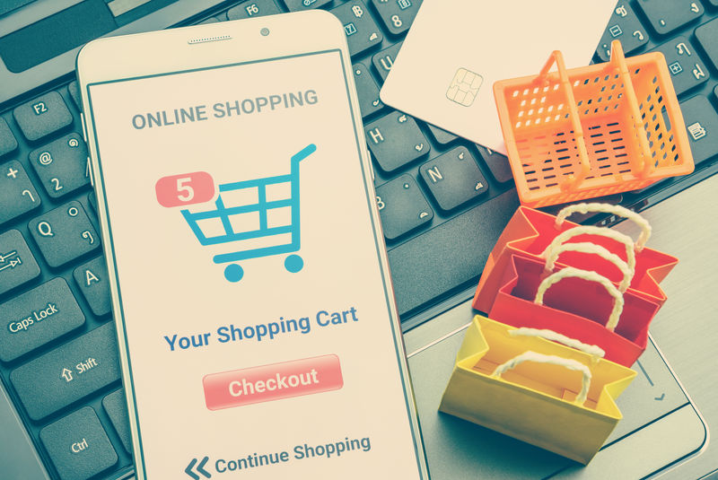 在线购物/零售电子商务和送货服务概念：Moblie与购物应用程序-笔记本电脑上的信用卡-描述消费者从供应商或数码商店购买或订购产品