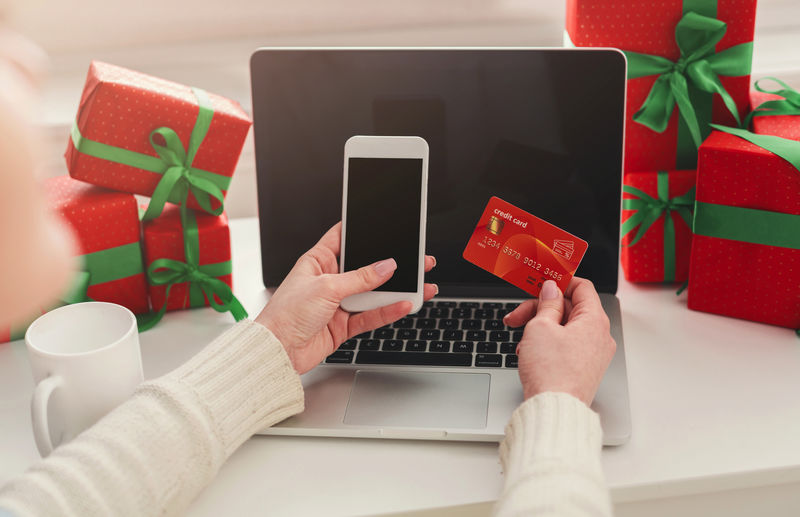 圣诞节网上购物-女性用信用卡在空白笔记本电脑上下单-准备寒假-季节性销售-复印空间