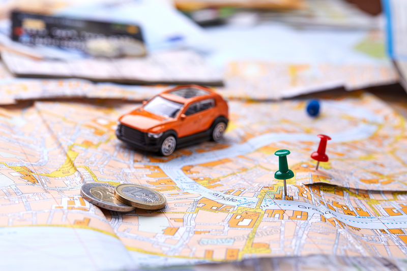 旅游概念-地图上的小玩具车
