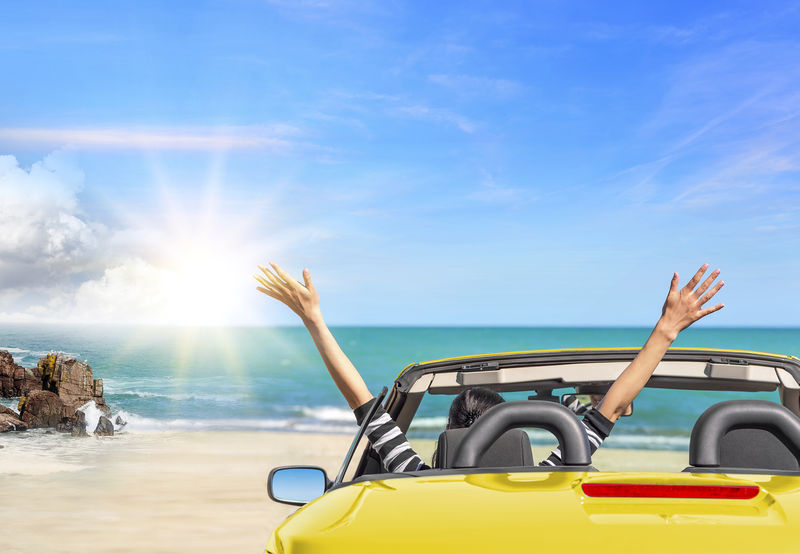 夏日汽车旅行假期-海水背景黄色车-旅游、和假日概念