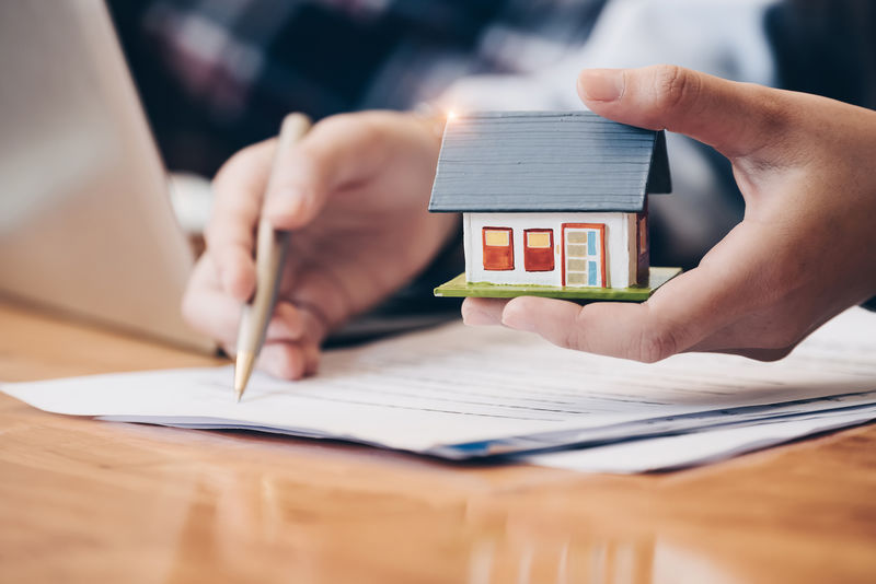 特写房地产经纪人与房模手签合同-签订适度协议表-概念房地产、搬家或租赁物业