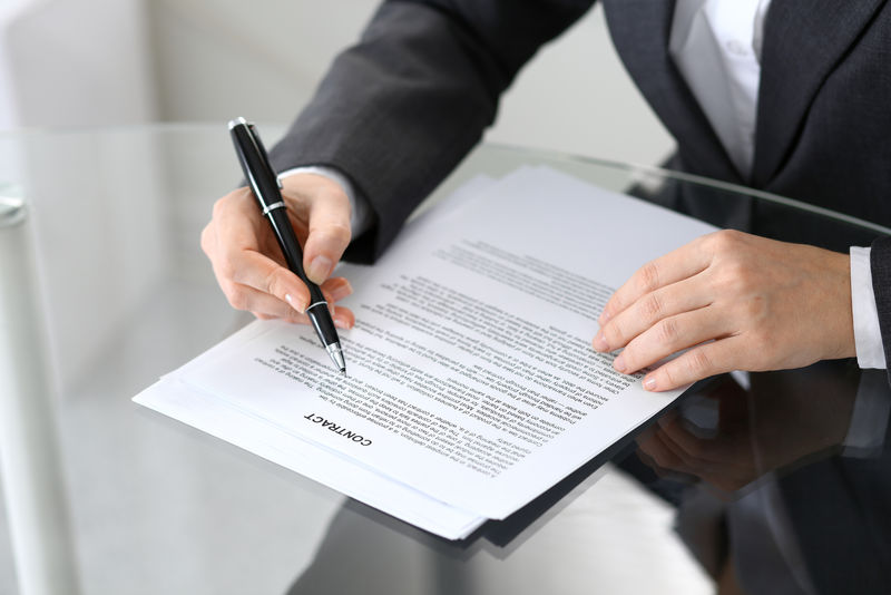 无名女性手拿合同文件-协议签订或商业理念