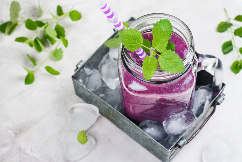 健康的紫色冰沙-蓝莓-黑醋栗-覆盆子-灰色混凝土背景-生食饮食概念-复制空间