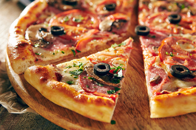 比萨饼餐厅菜单-美味的新鲜披萨配香肠、西红柿和蘑菇