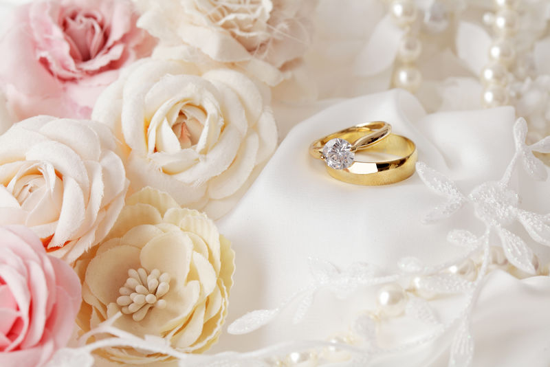 鲜花和结婚戒指