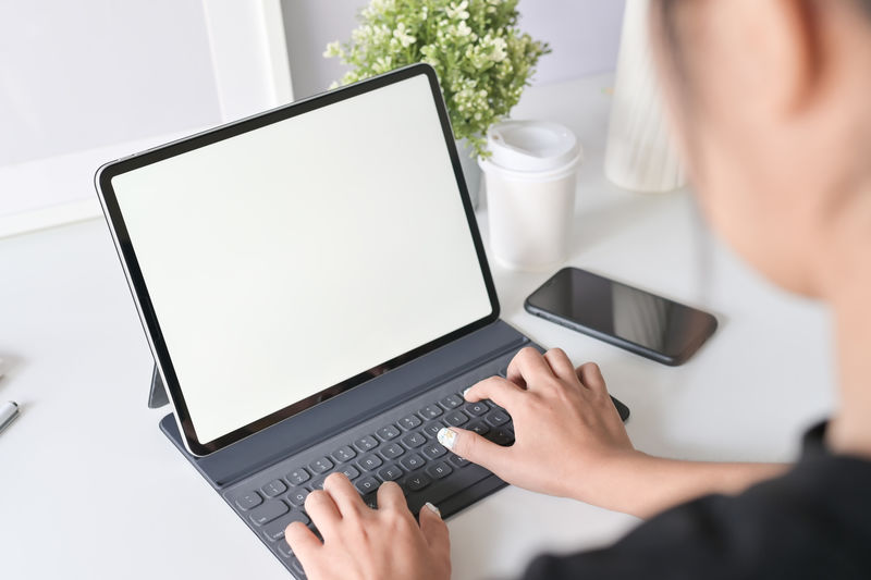 女性在工作空间使用数字模拟平板电脑