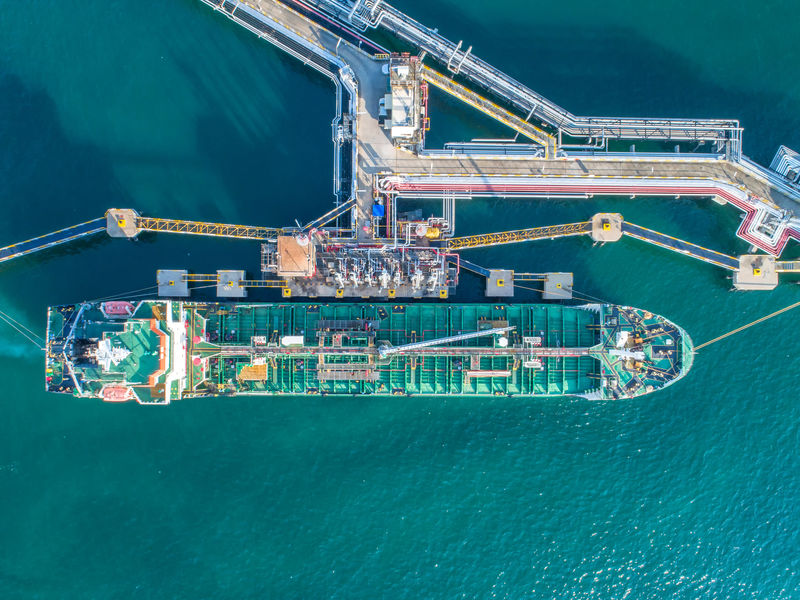 油船-天然气船-炼油工业货船-鸟瞰图-泰国-进出口-液化石油气-炼油厂-物流和运输-港口工作起重机桥