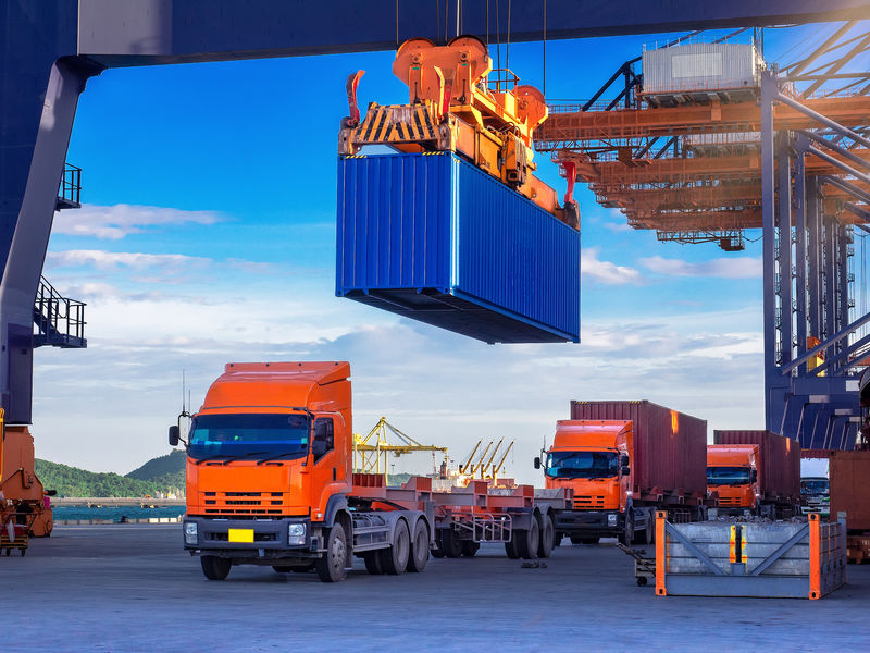 在泰国港口-工业港口起重机从卡车上吊运出口集装箱箱-x27；s型港口起重机是港口作业的最佳解决方案