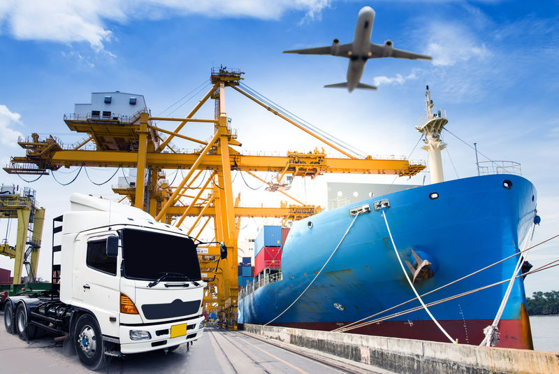 公路上的集装箱卡车-集装箱船在商业港口卸货-飞机在空中飞行-货物运输概念