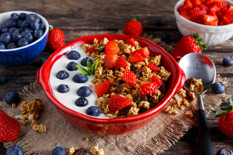 自制麦片早餐酸奶和新鲜水果浆果-概念的健康食品