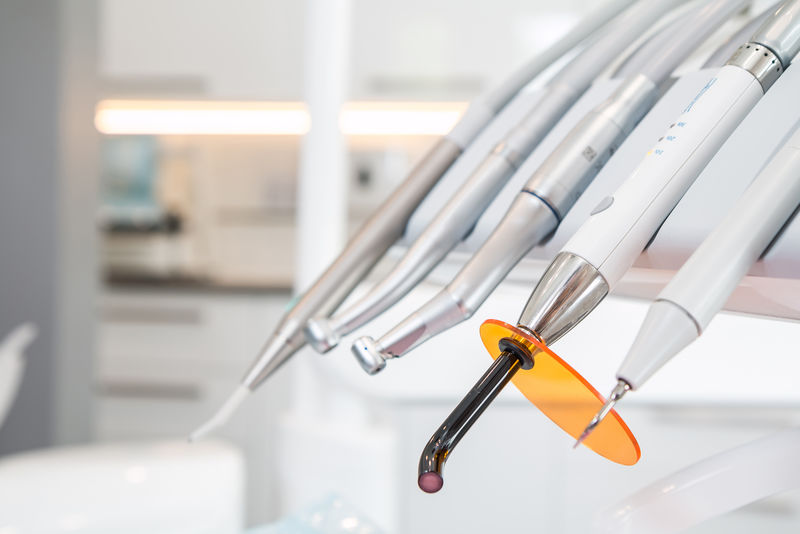 现代牙医工具的特写-磨光器