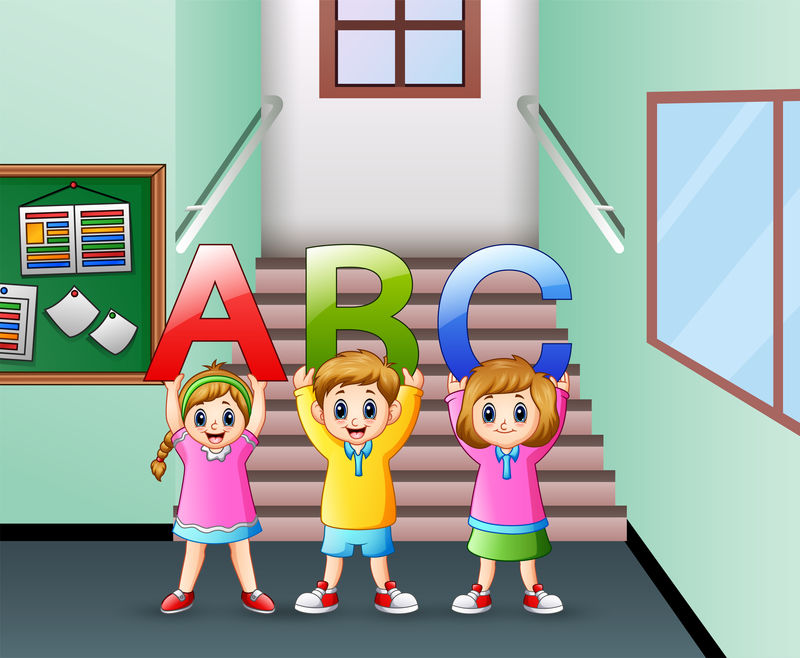 在学校走廊里拿着ABC字母的小孩
