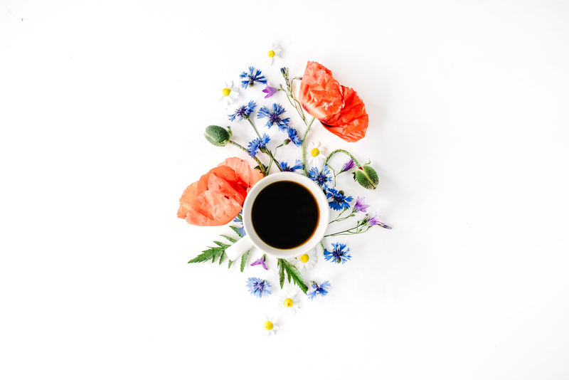 咖啡杯和鲜花平放