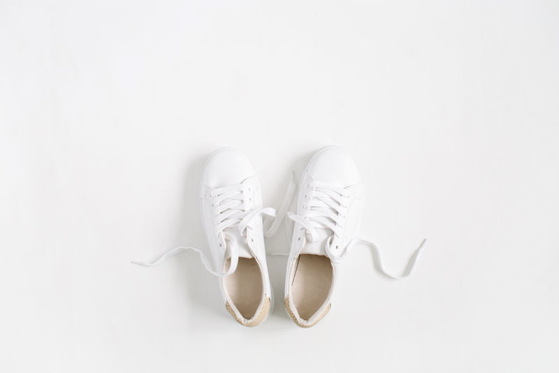 白色干净运动鞋