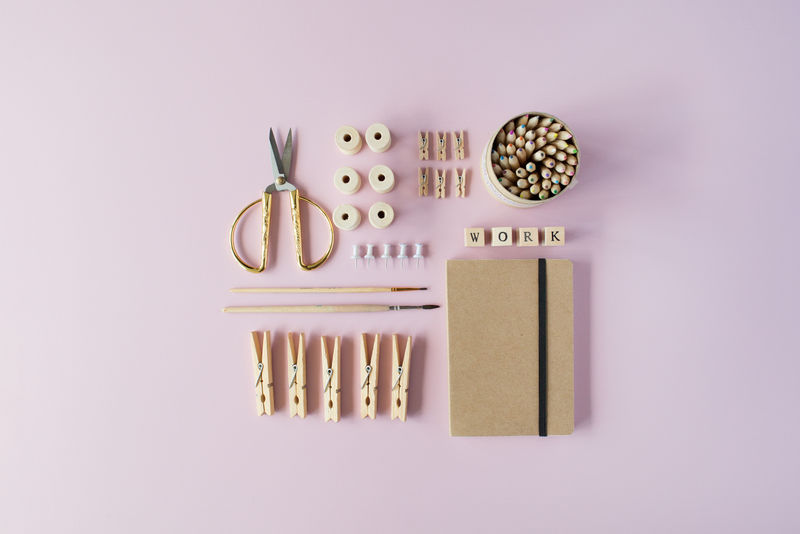 手工日记铅笔盒刷子粉色背景的金色剪刀