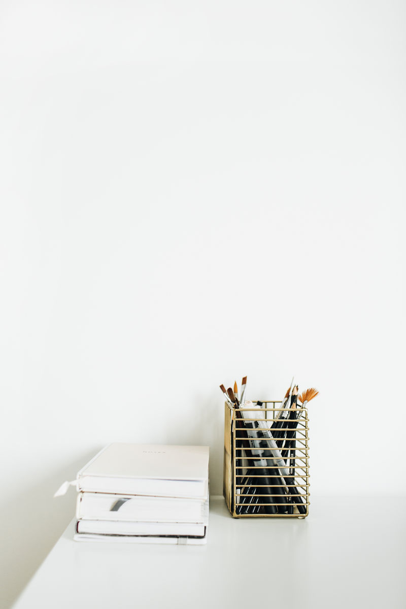 笔记本-白色桌面上的信纸
