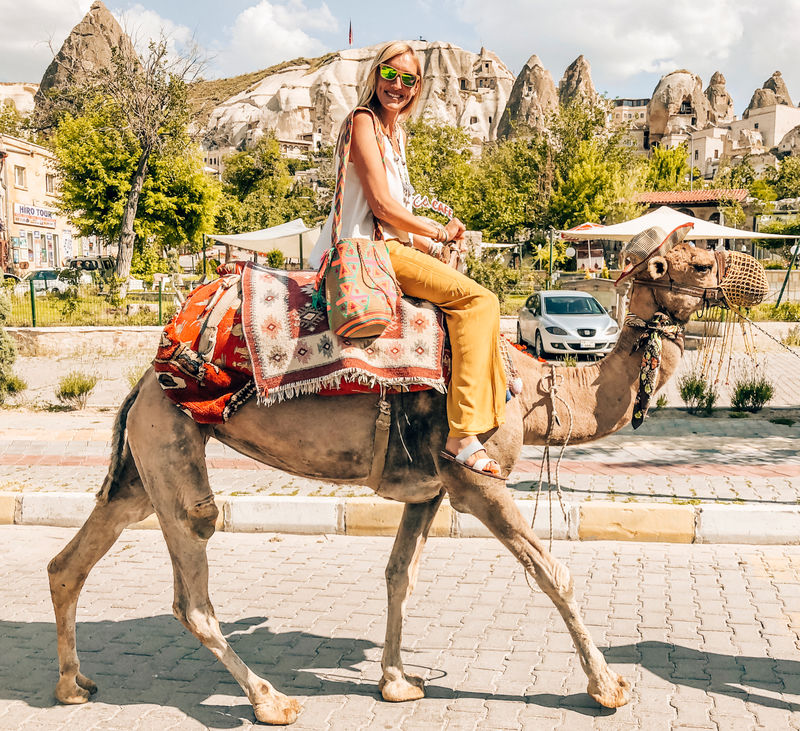 骑骆驼的女游客