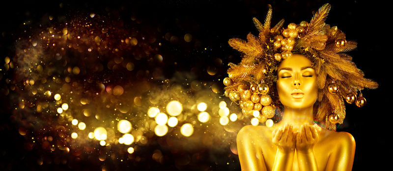 圣诞节黄金女郎-冬姑娘指手画脚-吹着闪烁的星星-美丽的新年-圣诞树假日发型和金色的皮肤妆容-礼物-戴着圣诞花环的女孩-美女模特