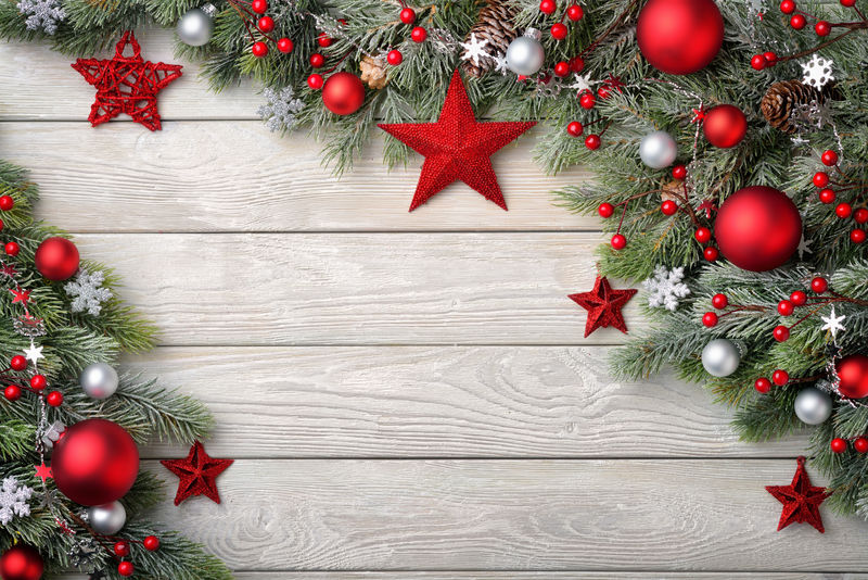 圣诞背景用明亮的木板和冷杉树枝装饰着红色和银色的饰品和星星-现代-简单和优雅