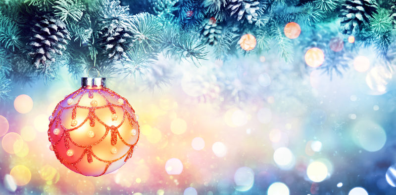 圣诞节和新年装饰-挂在圣诞树上的金饰品-节日的光辉背景-浅自由度