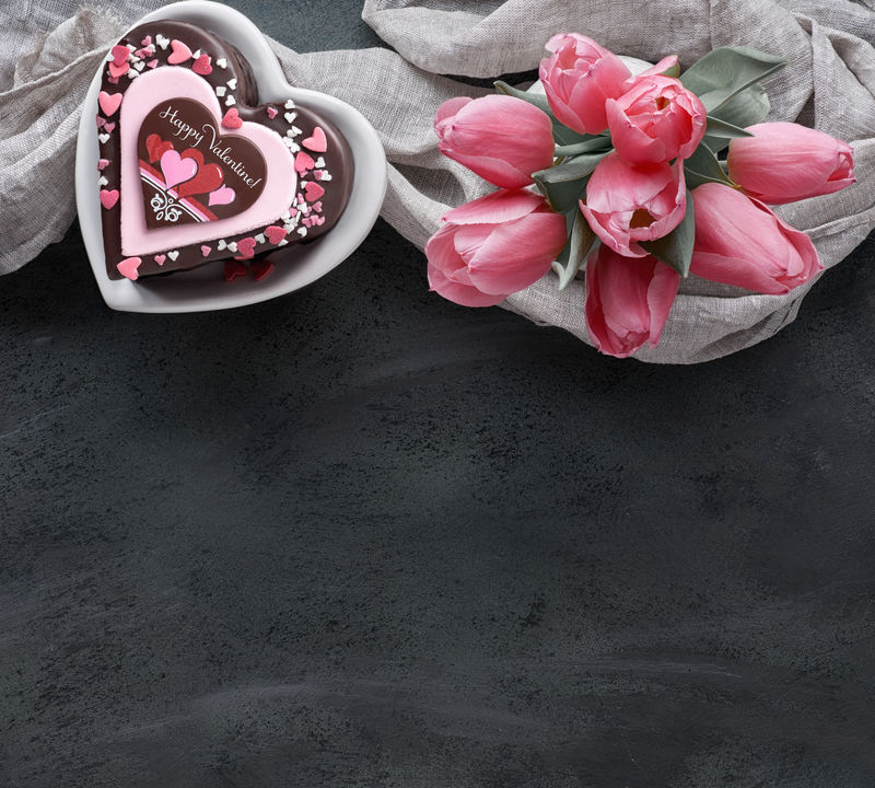 情人节蛋糕，灰石上写着“快乐的瓦莱汀”